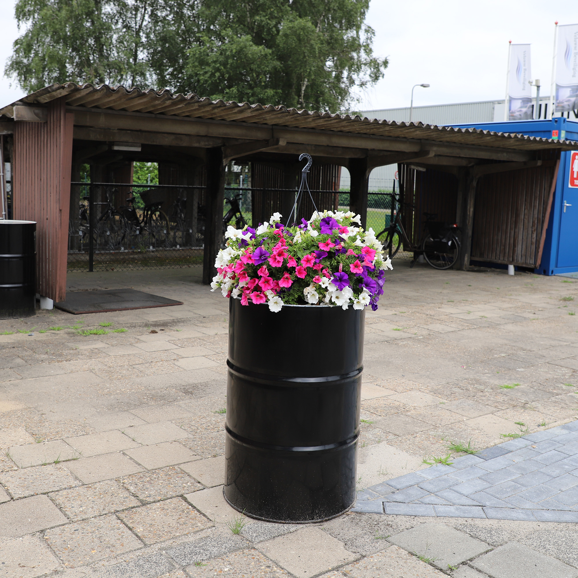 stalen vat bloemen