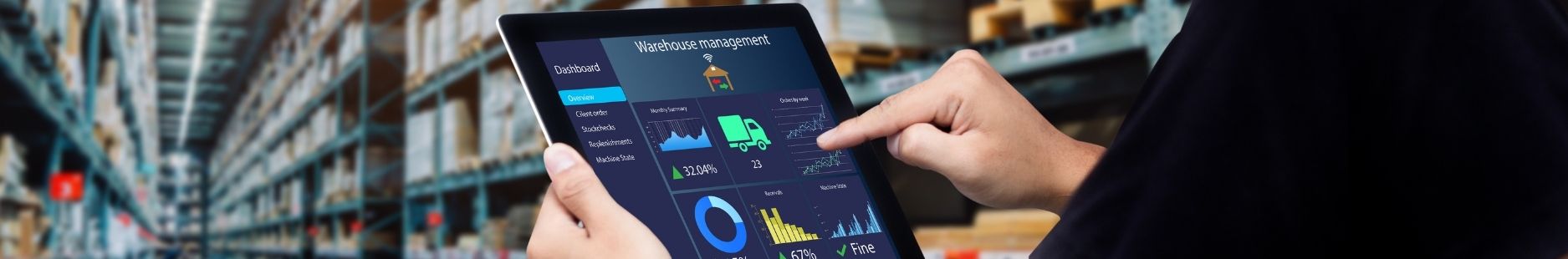 Datagedreven magazijn werk, een manager die op een tablet in het magazijn het warehouse aanstuurt en volgt.