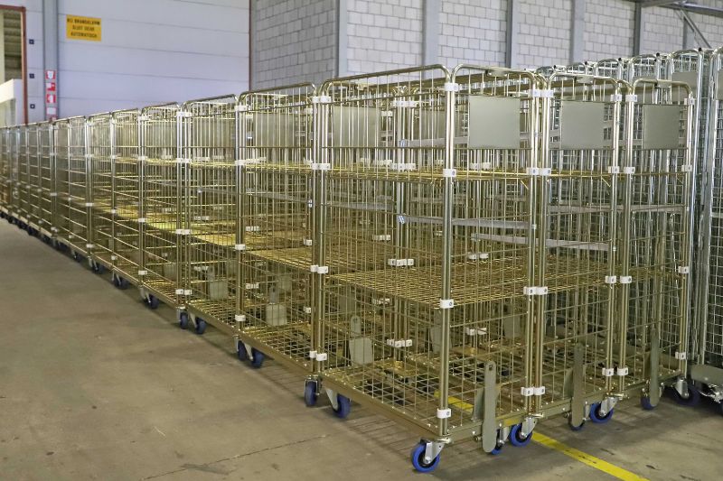 rij met lege rolcontainers goud