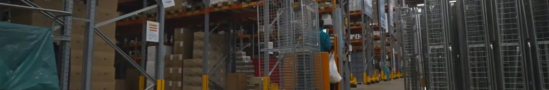 Mediq magazijnmedewerker op een heftruck die met de rolcontainers van Kruizinga orders pickt.