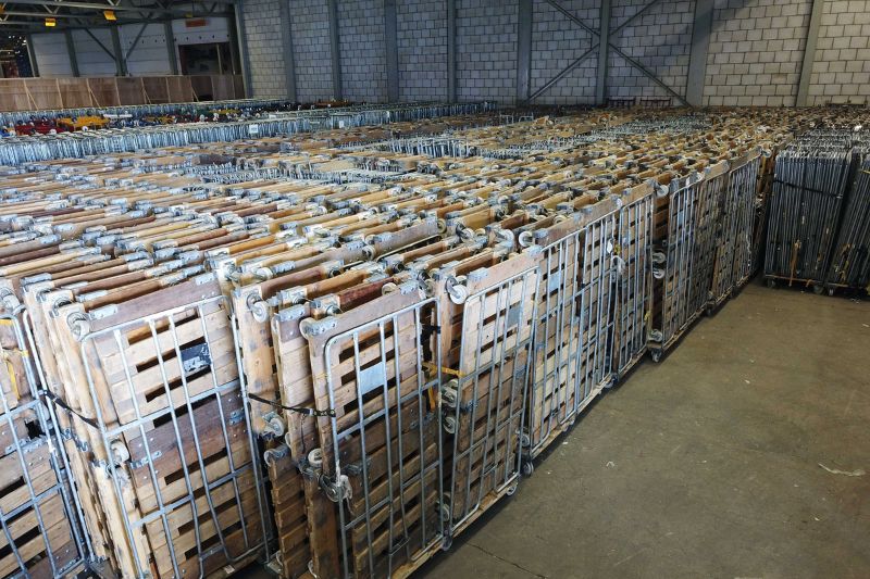 voorraad ingeklapte rolcontainers voor ruimtebesparing