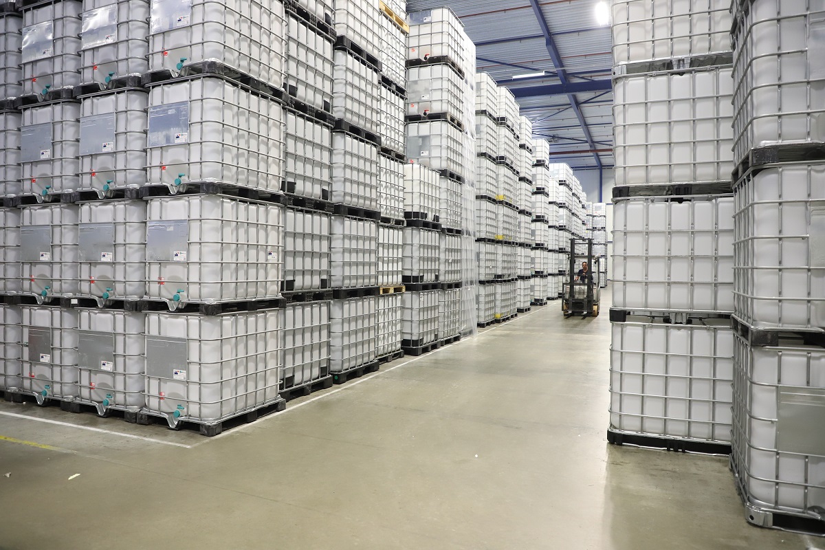 rij met ibc-containers van dezelfde afmetingen 