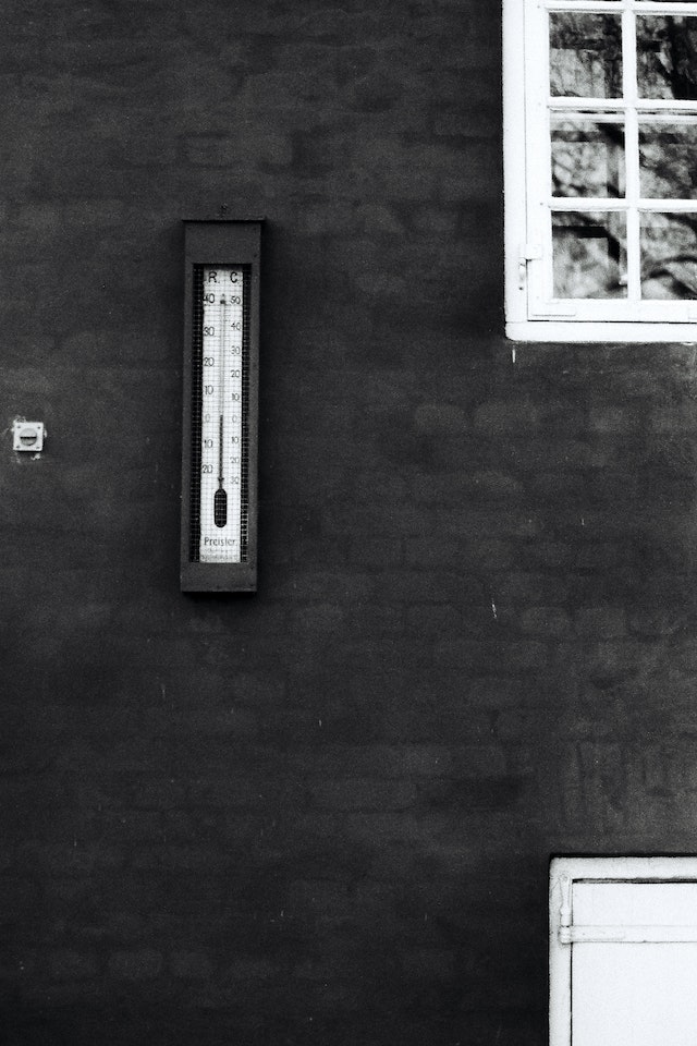 thermometer zwart aan de muur