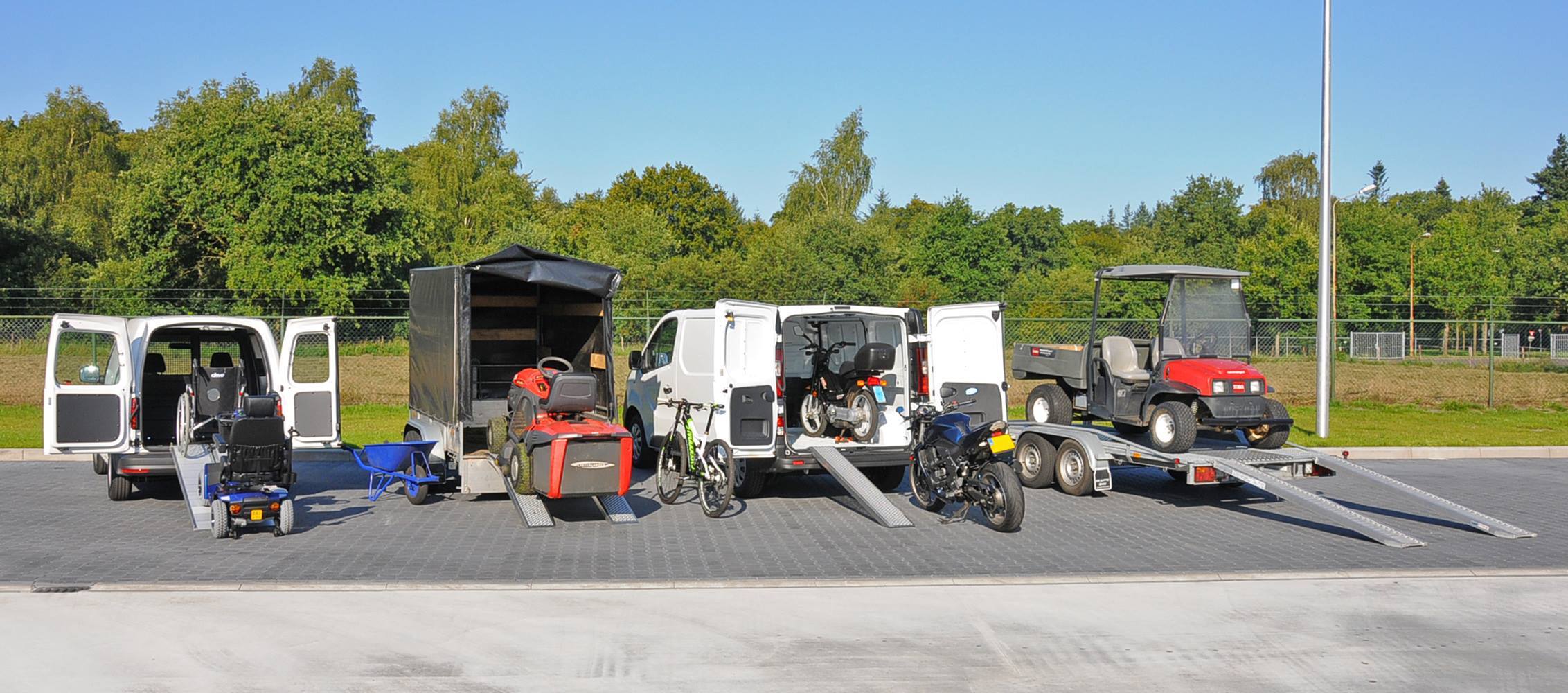 Verschillende oprijplaten naast elkaar