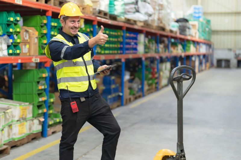 magazijn medewerker duim omhoog