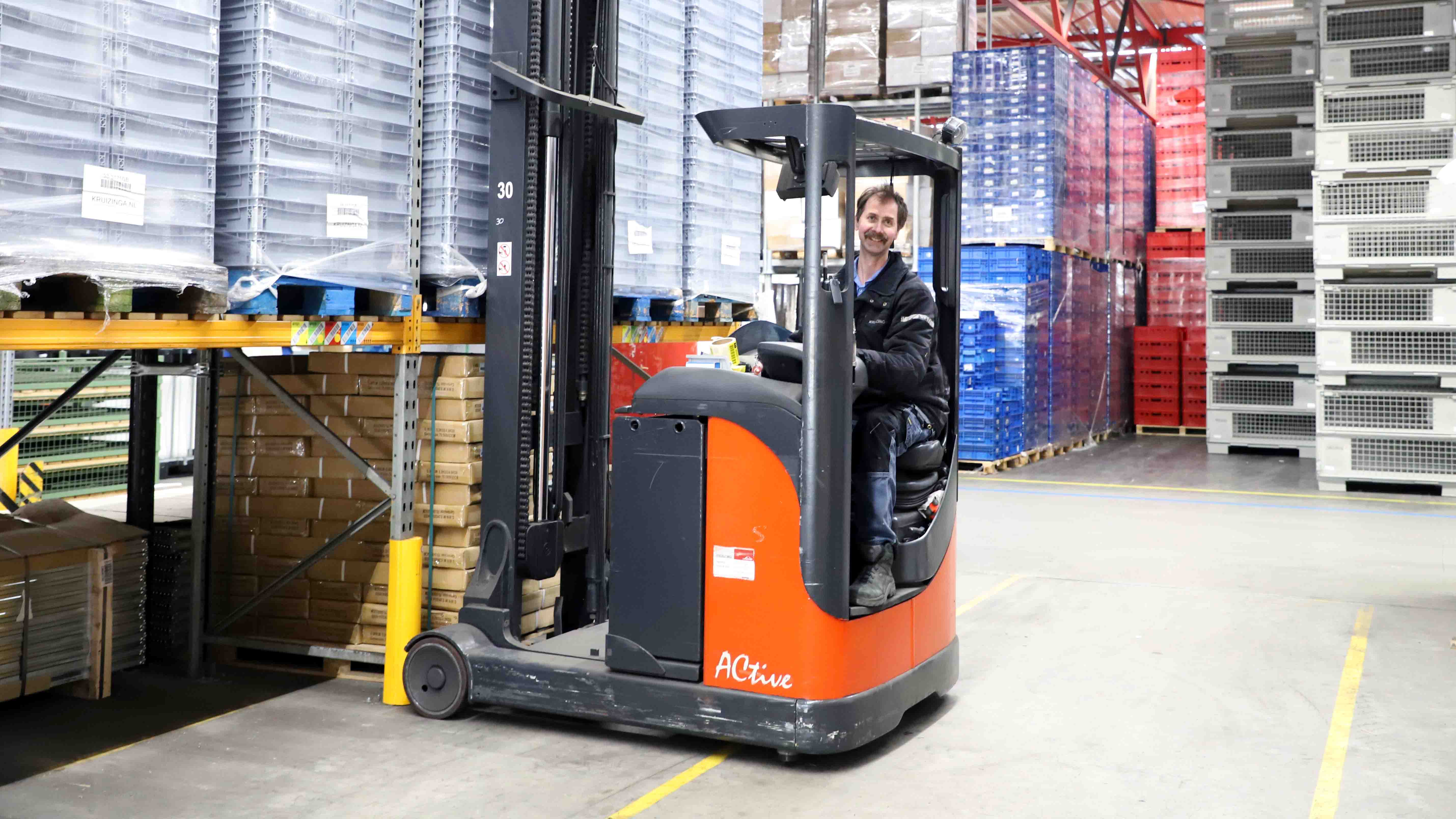 orderpicker resar bij kruizinga in het magazijn op heftruck