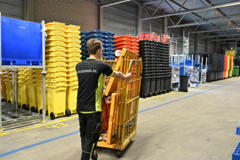 rolcontainer-medewerker-duwen